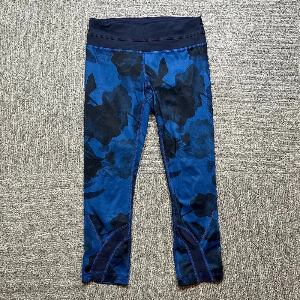 Lululemon Speed Crop Legging in Jumbo Blue Floral & Black Size 4 - Mid-Rise
